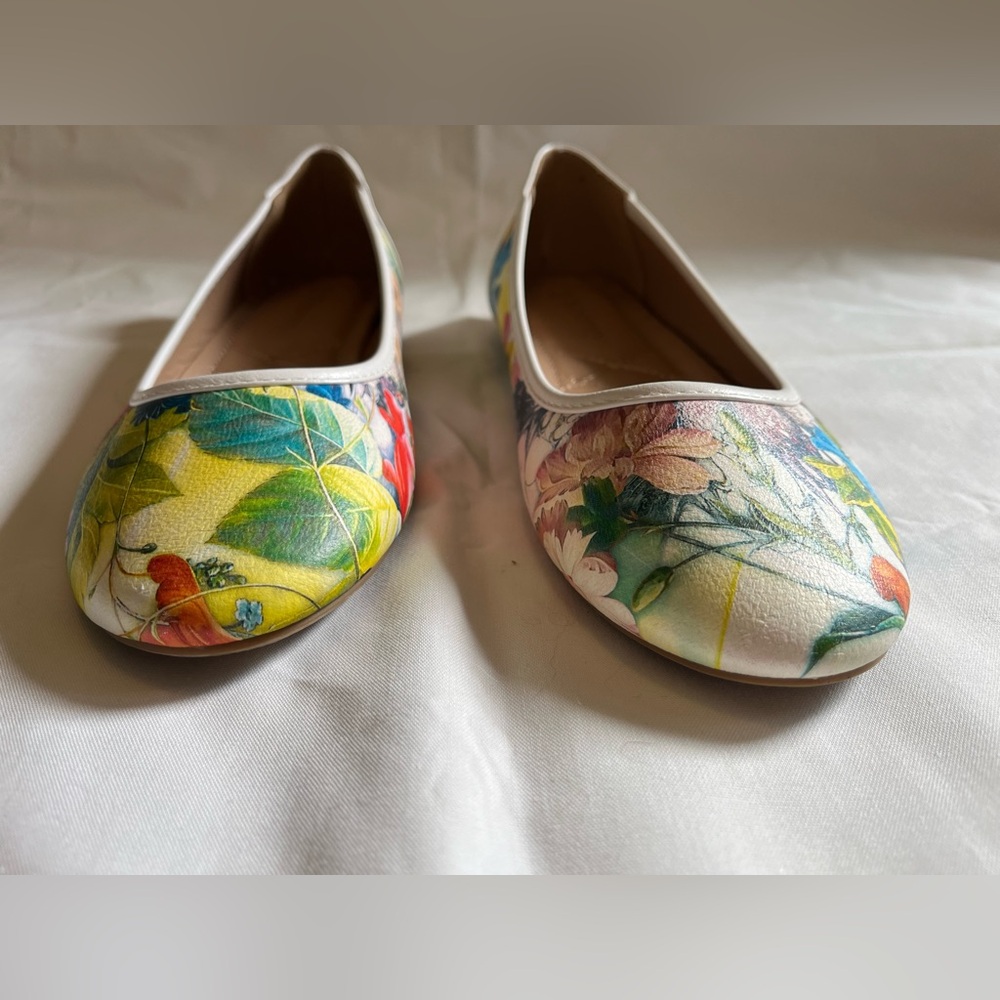 White Floral Ballet Flats in Gorgeous Asymmetrical Floral Design, like new - Picture 12 of 13